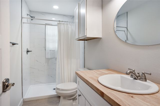 214 S Thrash Street, Granbury, TX 76048