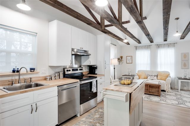 214 S Thrash Street, Granbury, TX 76048