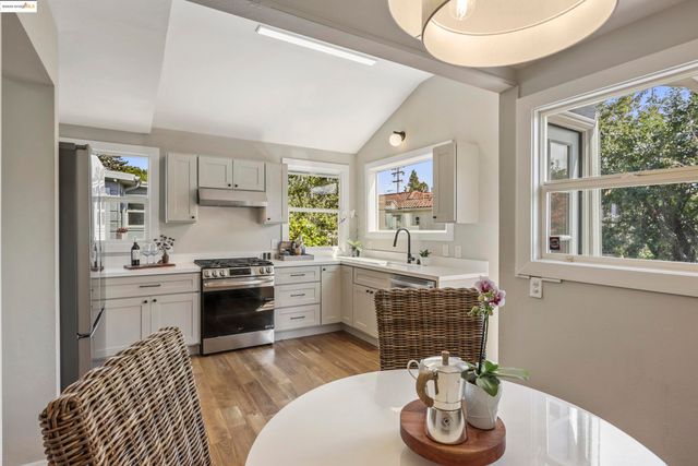 471 Mcauley St, Oakland, CA 94609