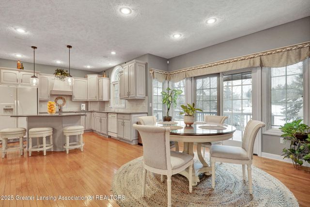 1137 Norfolk Circle, Grand Ledge, MI 48837