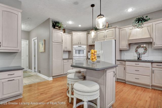 1137 Norfolk Circle, Grand Ledge, MI 48837