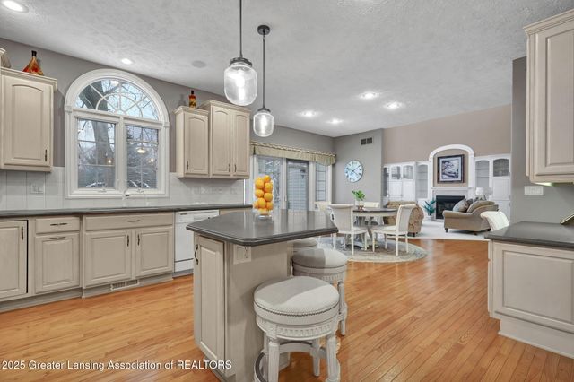 1137 Norfolk Circle, Grand Ledge, MI 48837