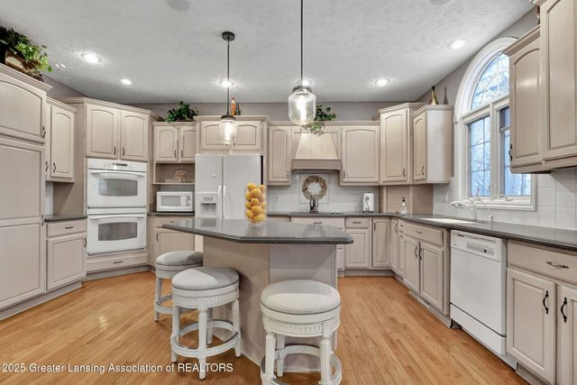 1137 Norfolk Circle, Grand Ledge, MI 48837