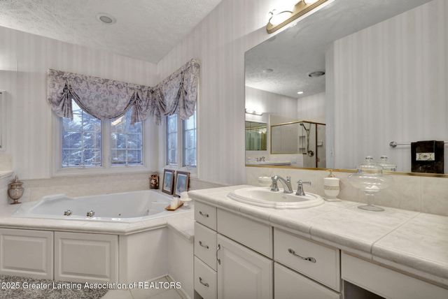 1137 Norfolk Circle, Grand Ledge, MI 48837