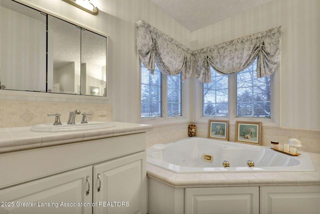 1137 Norfolk Circle, Grand Ledge, MI 48837