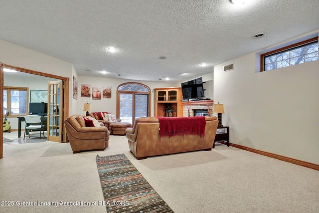 1137 Norfolk Circle, Grand Ledge, MI 48837