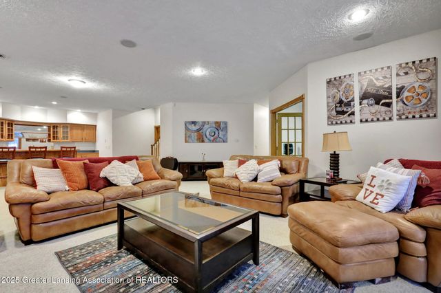 1137 Norfolk Circle, Grand Ledge, MI 48837