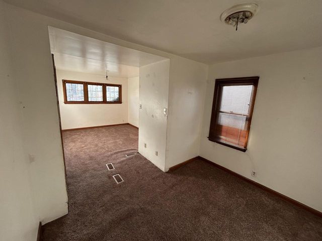 5724 W Carmen AVENUE, Milwaukee, WI 53218