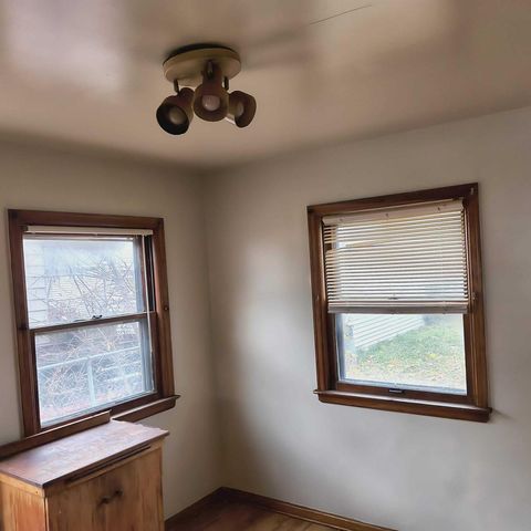 5724 W Carmen AVENUE, Milwaukee, WI 53218