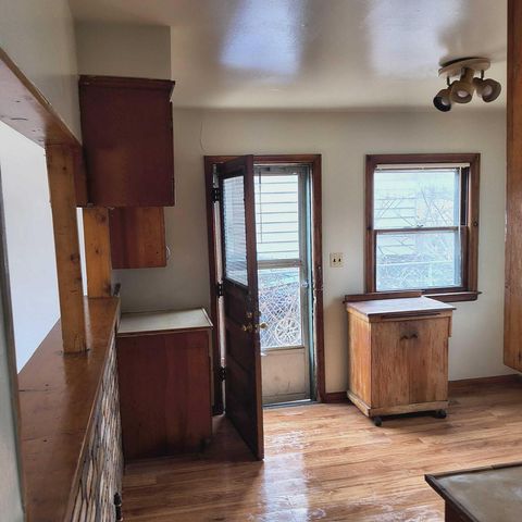 5724 W Carmen AVENUE, Milwaukee, WI 53218