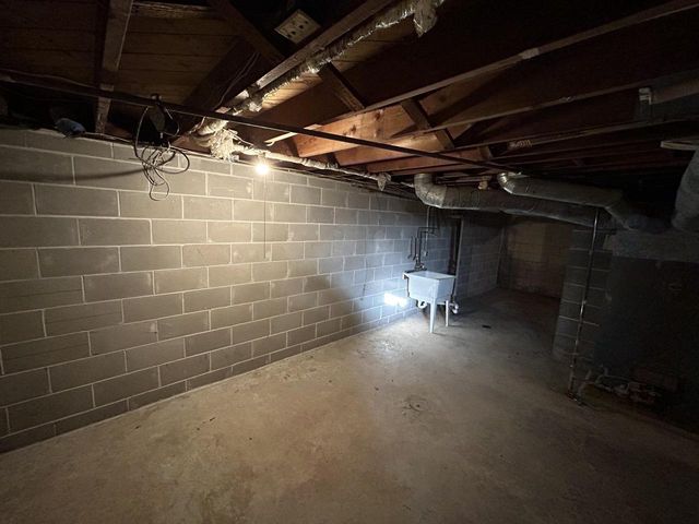 5724 W Carmen AVENUE, Milwaukee, WI 53218