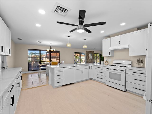 318 OAKWOOD CIRCLE, Englewood, FL 34223