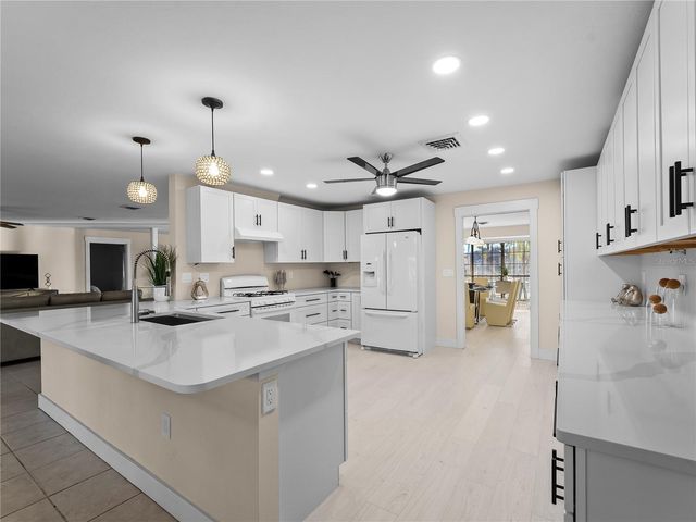 318 OAKWOOD CIRCLE, Englewood, FL 34223