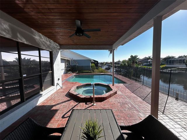 318 OAKWOOD CIRCLE, Englewood, FL 34223