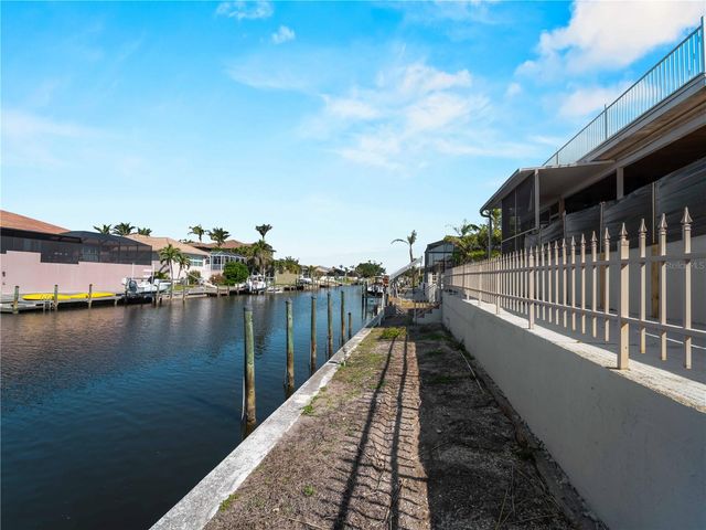 318 OAKWOOD CIRCLE, Englewood, FL 34223