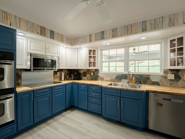 856 Hurricane Creek Road, Hurricane, WV 25526