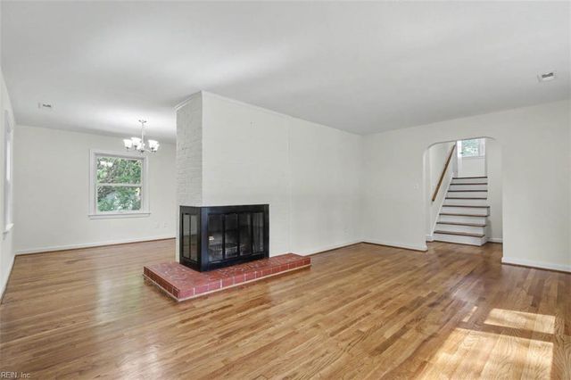 8 Riverdale DR, Hampton, VA 23666
