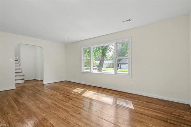 8 Riverdale DR, Hampton, VA 23666