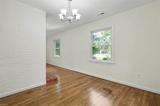8 Riverdale DR, Hampton, VA 23666