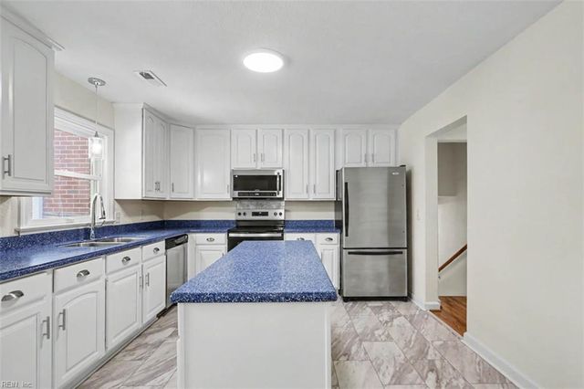 8 Riverdale DR, Hampton, VA 23666