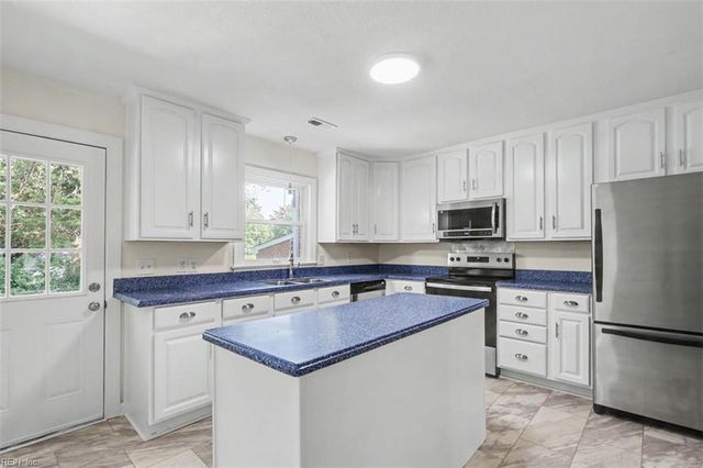 8 Riverdale DR, Hampton, VA 23666