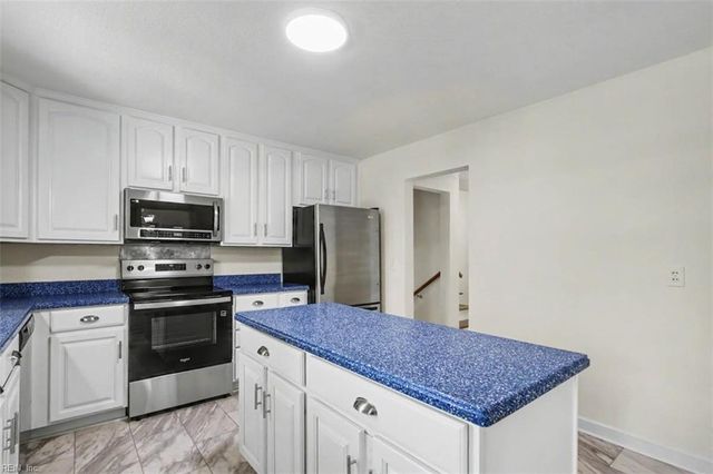 8 Riverdale DR, Hampton, VA 23666