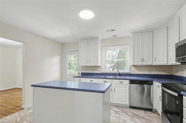 8 Riverdale DR, Hampton, VA 23666