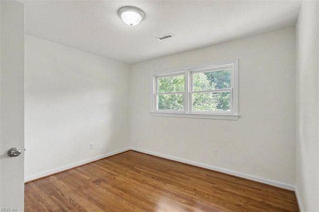 8 Riverdale DR, Hampton, VA 23666
