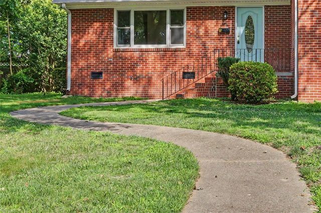 8 Riverdale DR, Hampton, VA 23666