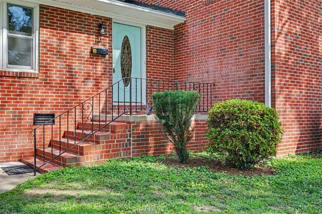 8 Riverdale DR, Hampton, VA 23666