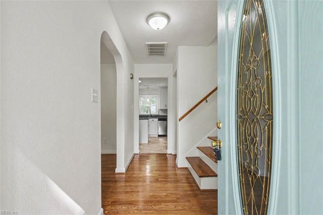 8 Riverdale DR, Hampton, VA 23666