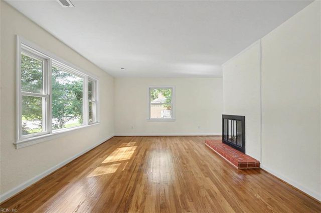 8 Riverdale DR, Hampton, VA 23666