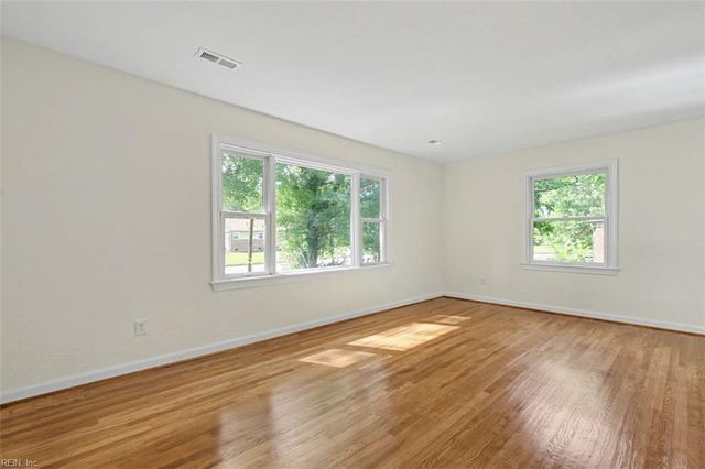 8 Riverdale DR, Hampton, VA 23666