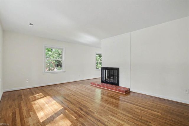 8 Riverdale DR, Hampton, VA 23666