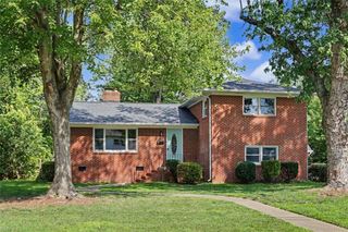 8 Riverdale DR, Hampton, VA 23666