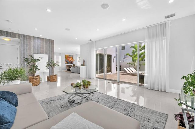 7457 NW 101st Ave, Doral, FL 33178