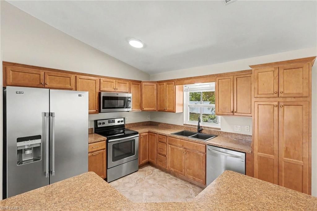 Image 3 of property listing at 918 Gleason PKWY, Cape Coral, FL 33914