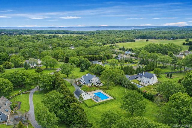 300 Private Road 8, Cutchogue, NY 11935
