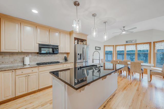 300 Private Road 8, Cutchogue, NY 11935
