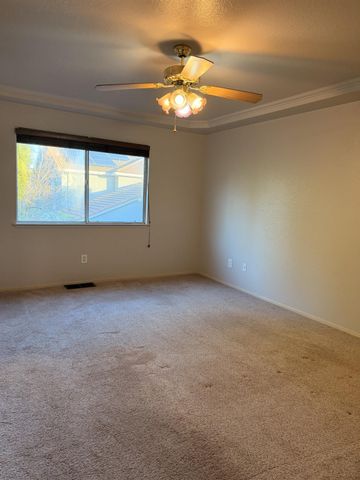 209 Fairwood Dr, Oakdale, CA 95361