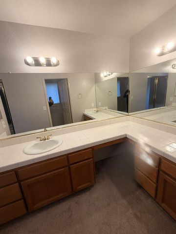 209 Fairwood Dr, Oakdale, CA 95361