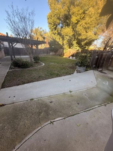 209 Fairwood Dr, Oakdale, CA 95361