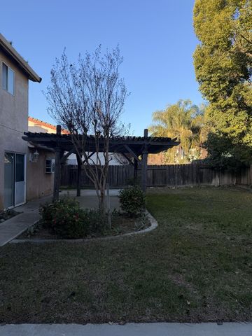 209 Fairwood Dr, Oakdale, CA 95361