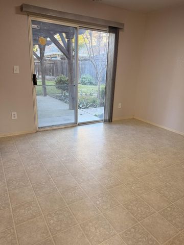 209 Fairwood Dr, Oakdale, CA 95361