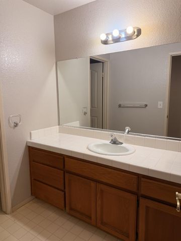 209 Fairwood Dr, Oakdale, CA 95361