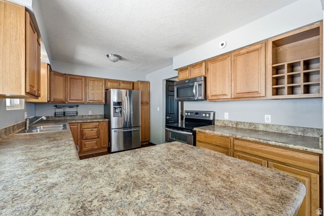 5625 S CRESTWOOD DR, South Ogden, UT 84405
