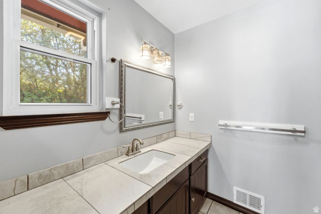 5625 S CRESTWOOD DR, South Ogden, UT 84405