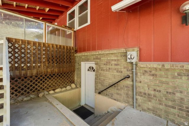 5625 S CRESTWOOD DR, South Ogden, UT 84405