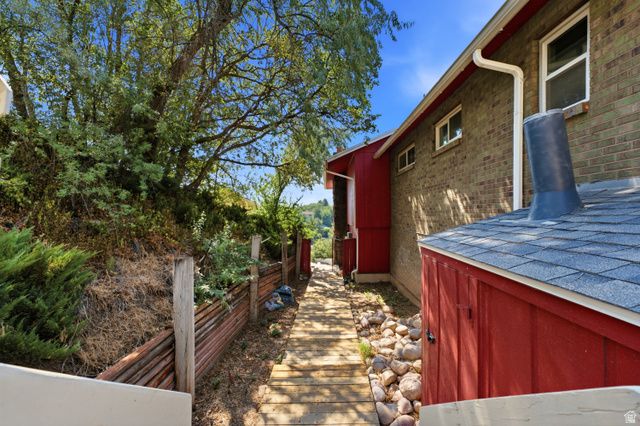 5625 S CRESTWOOD DR, South Ogden, UT 84405