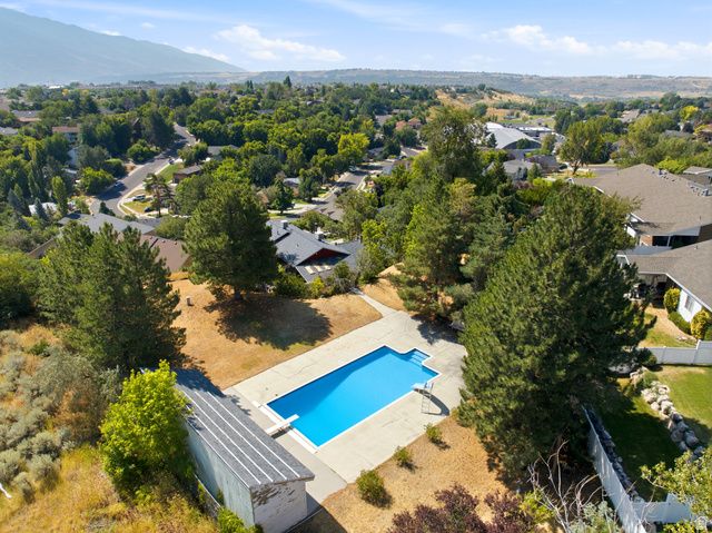 5625 S CRESTWOOD DR, South Ogden, UT 84405